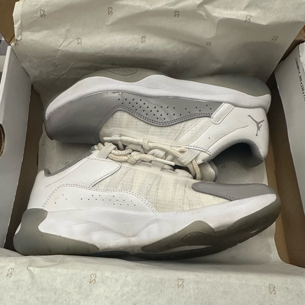 Jordan Air 11 CMFT Low in White and Gray